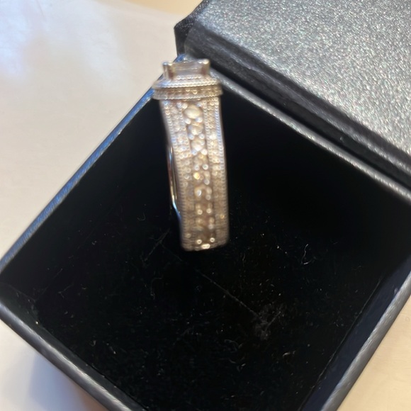 Diamond nexus Chelsea ring 7.5 ring size. This is a simulated Diamond. - Picture 6 of 8